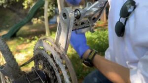 20250823 Entfernen der originalen riesigen Fahrrad-Rechts-Pedale